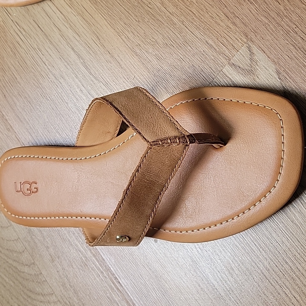 UGG Carey Flip Slide size 9 - Picture 6 of 6